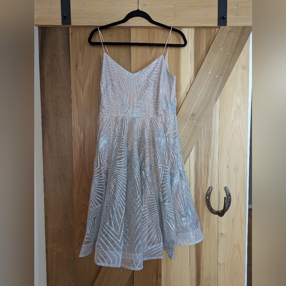 Backless A-Line dress - Picture 3 of 3